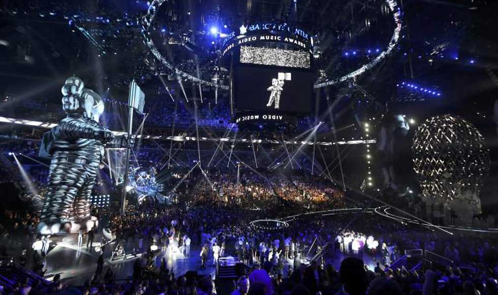 A very mechanical-looking MTV VMA stage featuring giant moonpersons.