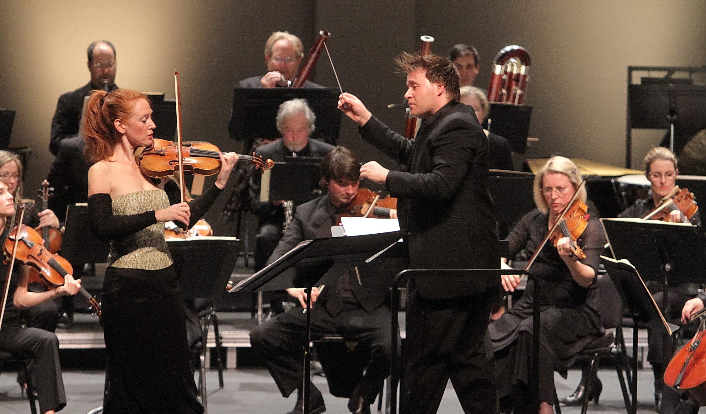 Benjamin Wallfisch conducts violin soloist Tereza Stanislav and the Los Angeles Chamber Orchestra