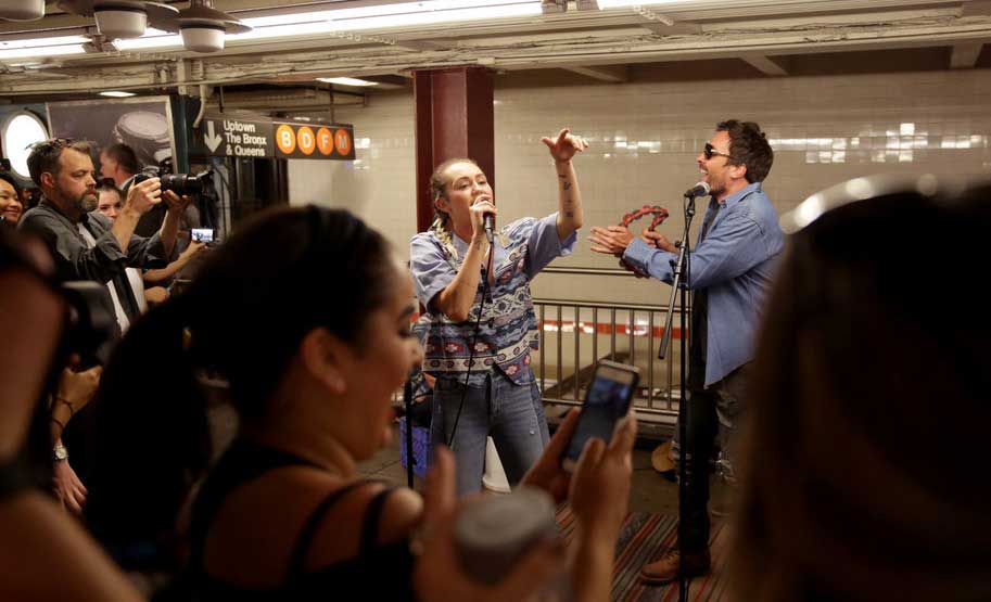 Miley Cyrus and Jimmy Fallon busking in NYC.